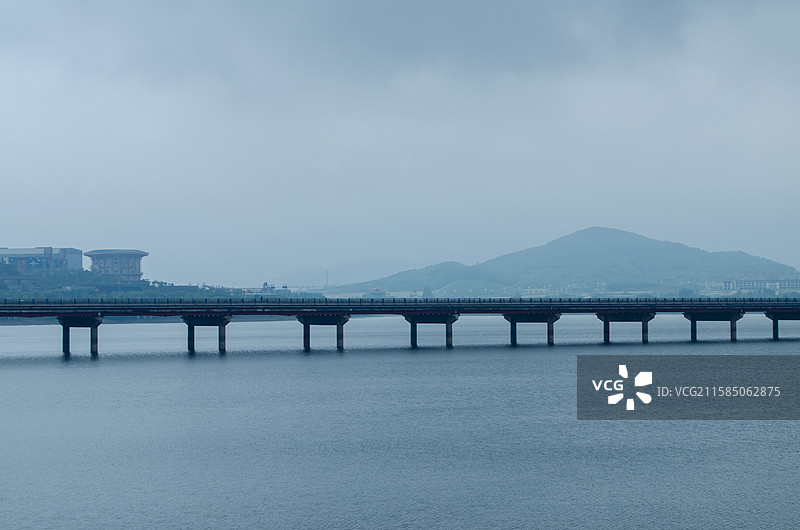中国非都市风光拍摄主题，山东泰安岱岳区天平湖景区，雨天的高速路大桥和平静的湖面，户外白昼无人图像摄影图片素材