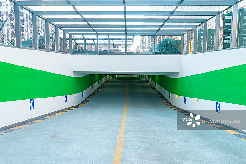 中国城市交通拍摄主题，地下停车场地下车库入口出口的通道和两侧蓝色箭头标志，室内白昼无人图像摄影图片素材