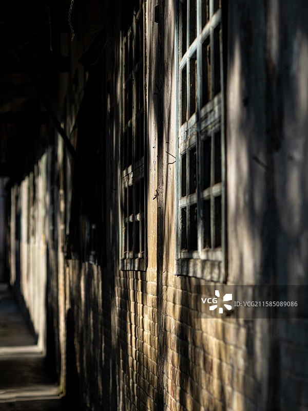 斑驳光影下的废墟图片素材