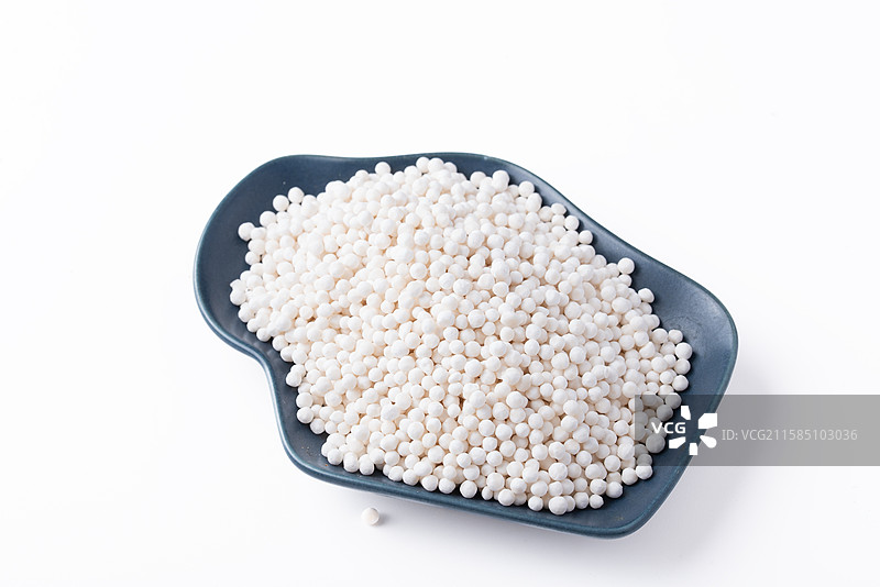 棚拍白底静物碟子里的白色米丸子图片素材