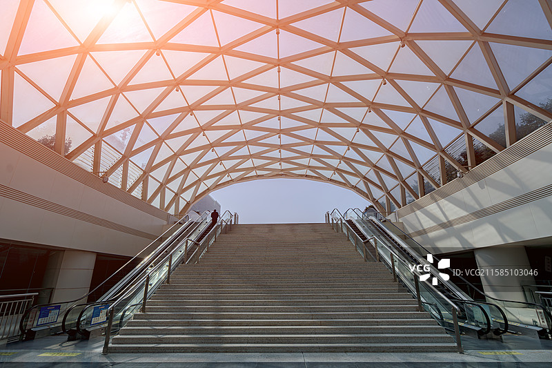 南昌西站玻璃穹顶与内部空间结构图片素材
