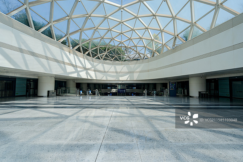 南昌西站玻璃穹顶与内部空间结构图片素材