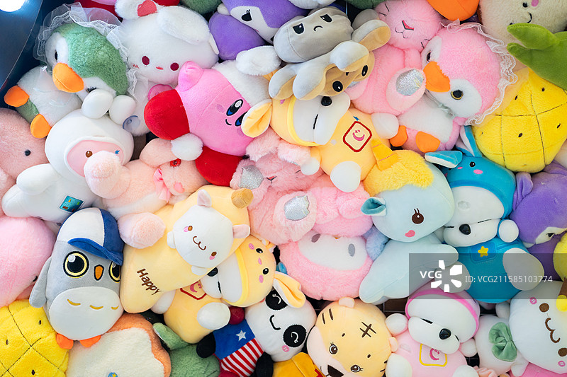 堆积在一起大量的布偶娃娃图片素材