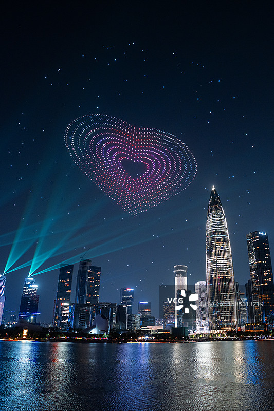 中国广东深圳南山人才公园，无人机表演爱心造型图片素材