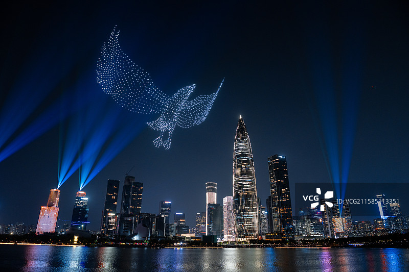 中国广东深圳南山人才公园，无人机表演“大鹏展翅”图片素材