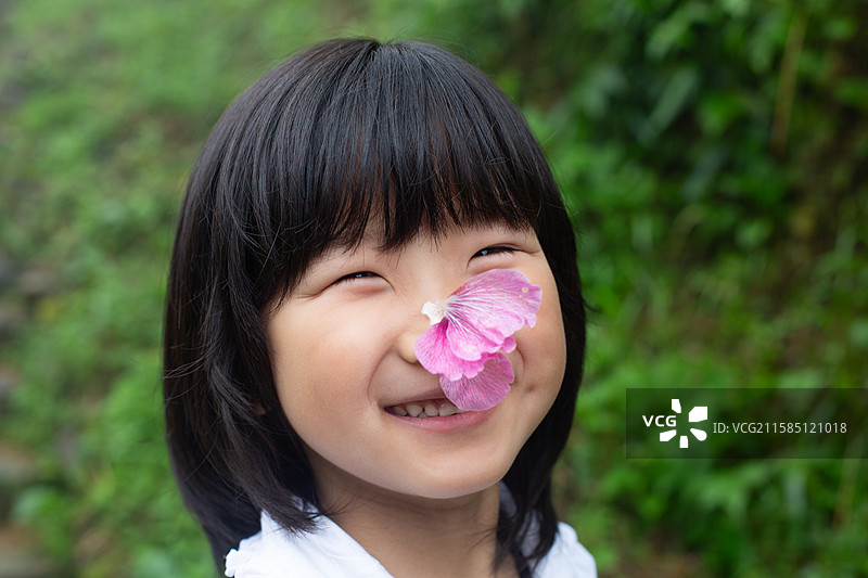 微笑女孩的特写肖像图片素材