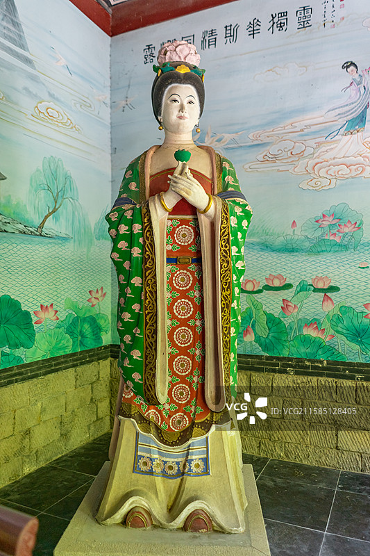 中国5A级旅游景区山东济南大明湖公园，藕神祠寺庙宋代女词人李清照彩塑坐像和两侧的侍女，室内神像图像摄图片素材