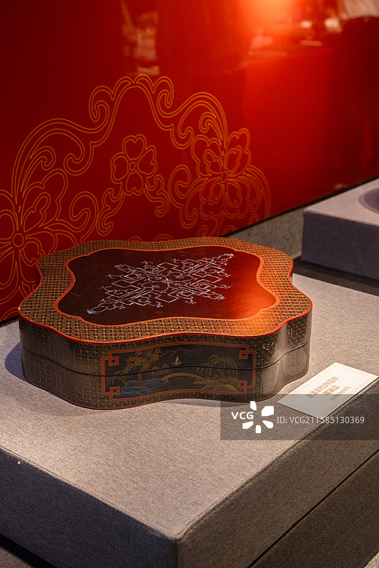 深圳龙岗文博展览馆展示20世纪90年代仿制的文物金漆四菱形螺钿盒图片素材