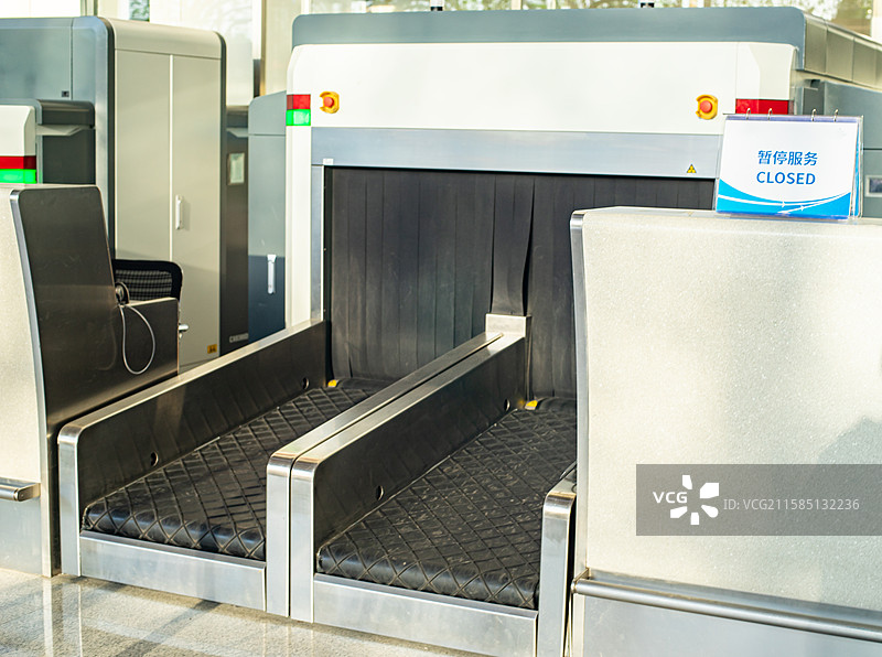 中国国内国际机场航站楼值机登机大厅暂停服务的票务安检区托运行李传送带入口，室内无人图像摄影图片素材