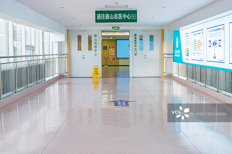 中国医院建筑拍摄主题，门诊楼门诊部通往泰山名医中心的宽阔走廊，室内无人图像摄影图片素材