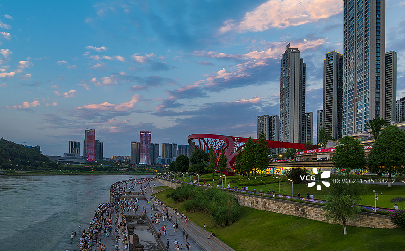 晚照长江岸 云影漫过纳凉人图片素材