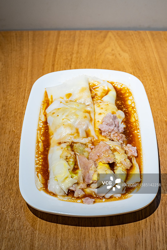 中国餐饮行业饮食产业，传统经典中国食品，一盘子广东特色美食肠粉，室内无人图像图片素材