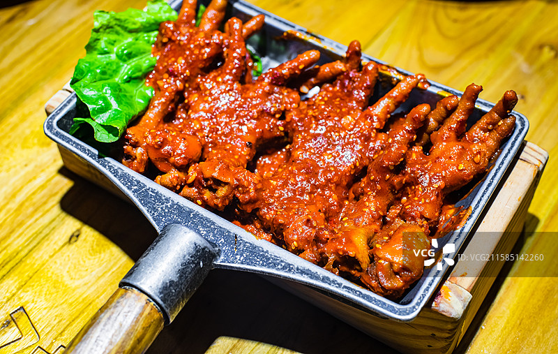 中国餐饮行业饮食产业，传统经典中国食品，一盘子韩式韩餐火辣鸡手铲子无骨鸡爪，室内无人图像图片素材