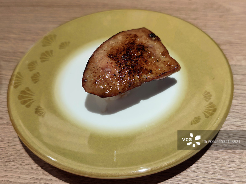 鹅肝寿司的高视角特写镜头图片素材