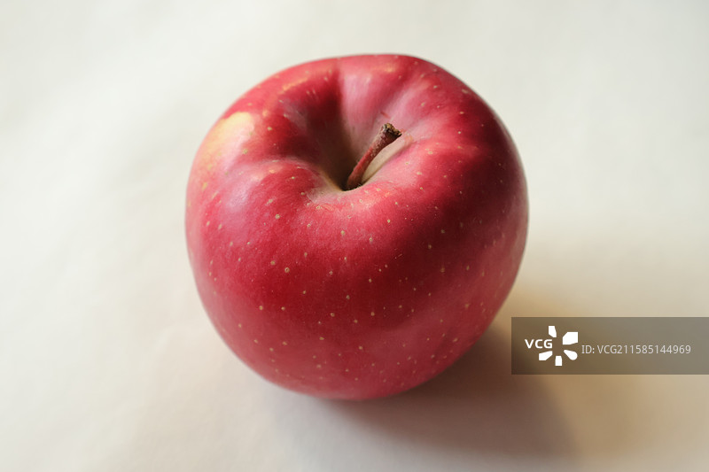 一颗红苹果特写白色背景商用抠图图片素材