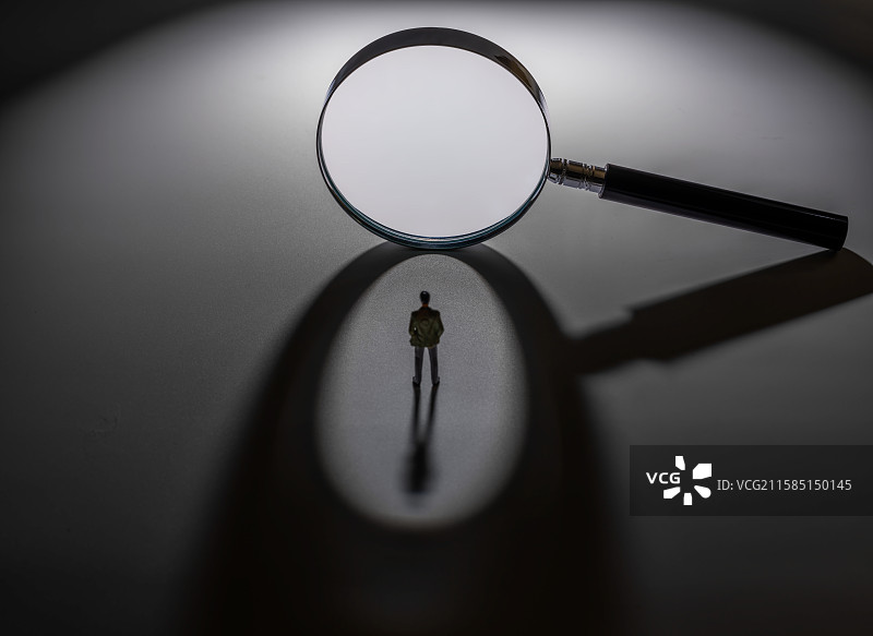 放大镜、人物与光图片素材