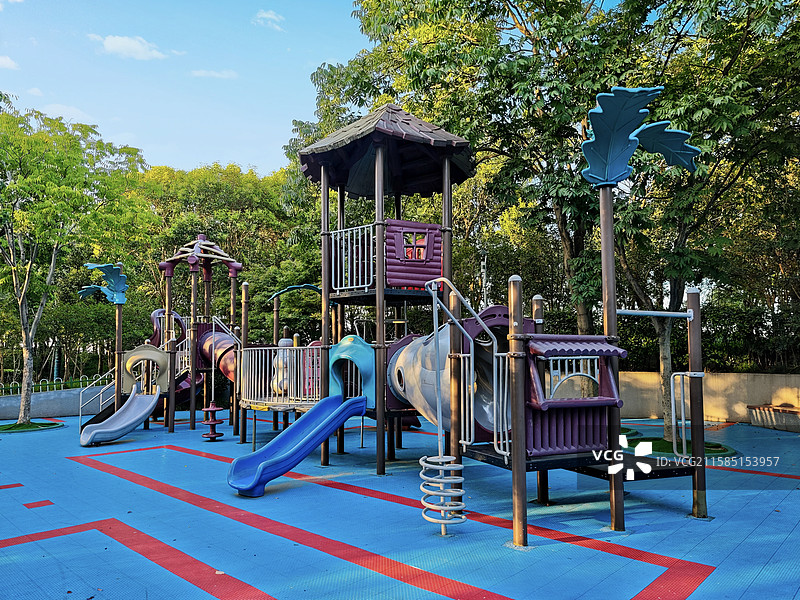 上海宝山滨江公园儿童滑梯游乐设施（属上海国际邮轮旅游度假区）图片素材