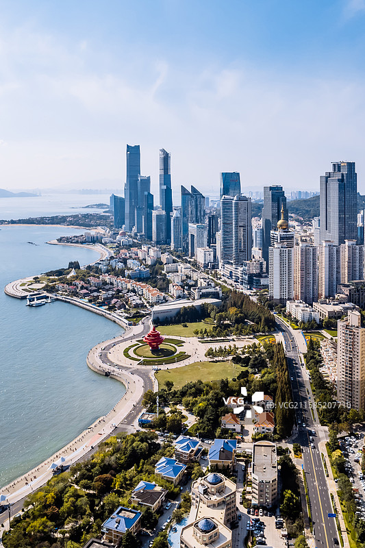 中国山东青岛浮山湾五四广场海岸线天际线航拍风光图片素材