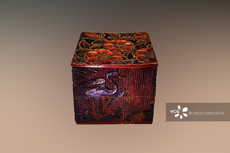 椿鹤亀彫木漆塗重箱（雕胎髹漆山茶花龟鹤纹多层食盒），日本室町时代 16世纪，日本东京国立博物馆藏图片素材