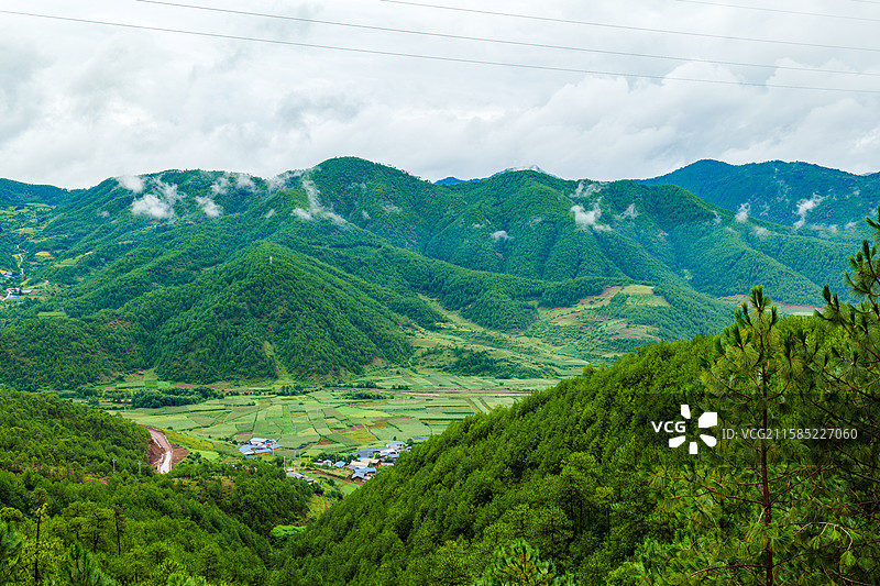 四川凉山彝族自治州盐源县自然森林小凉山风光航拍图片素材