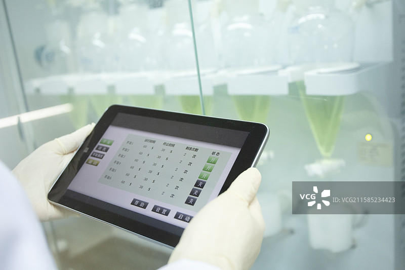 手拿平板电脑关注测试结果的专业人员图片素材