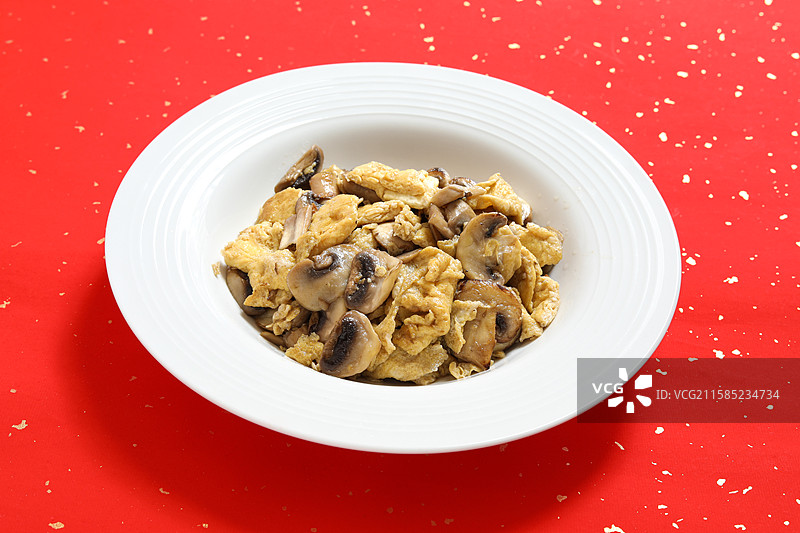 红色桌面上的一盘中餐美食家常菜香菇炒鸡蛋图片素材