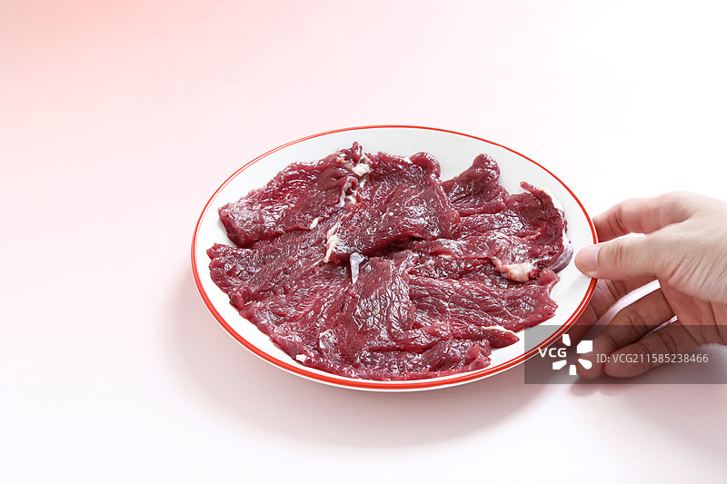 桌面上摆放着的新鲜火锅食材红肉牛肉片图片素材