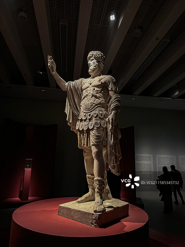 公元1世纪 古罗马 大理石雕塑 穿板甲的路奇乌斯•维鲁斯雕像 那不勒斯国家考古博物馆图片素材