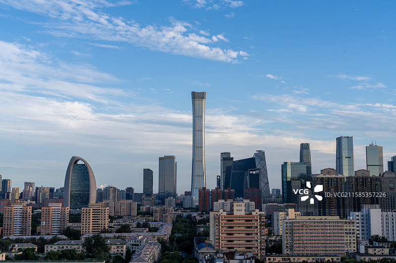 北京 CBD 天际线：中国尊与都市地标群映蓝天图片素材