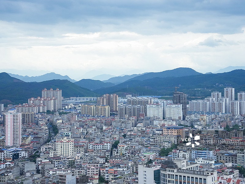 越南芒街市高角度鸟瞰图图片素材