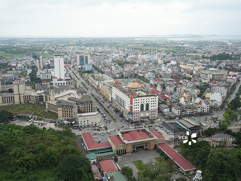越南芒街市高角度鸟瞰图图片素材
