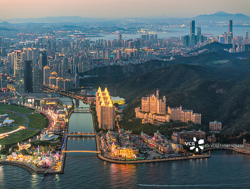 中国辽宁大连星海湾海滨夜景航拍图图片素材