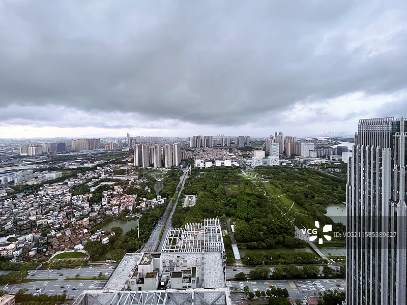暴风雨天气的佛山新城，俯瞰城市景观图片素材