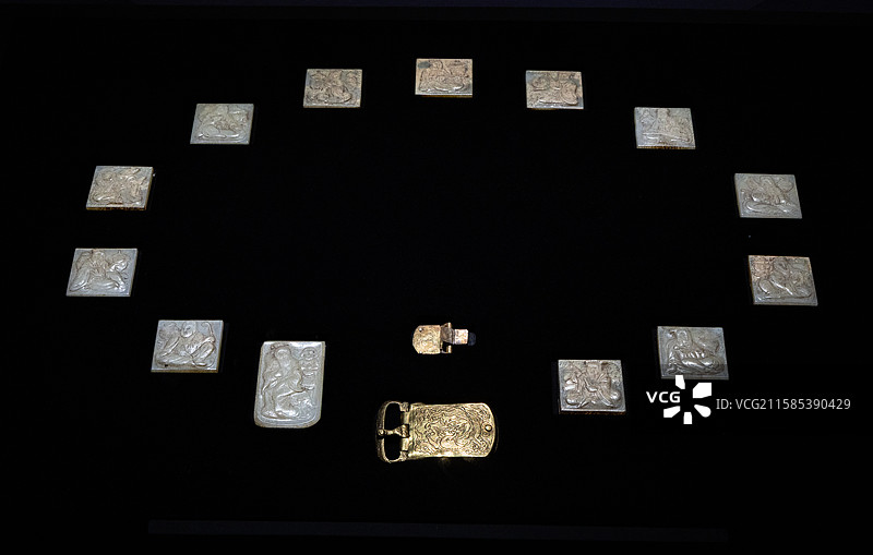 浙江杭州市临安区吴越文化博物馆高士宴乐纹金银玉带板 五代 吴越国 钱镠墓出土图片素材