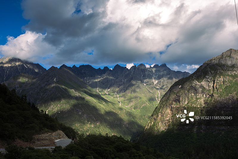 户外运动广告背景图理小路盛夏风景湖泊高山森林蓝天草地绿色图片素材