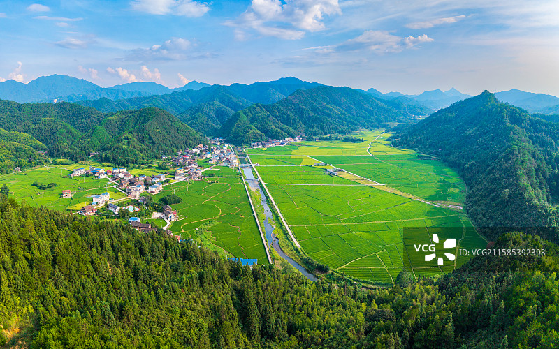 湖南通道长安堡生态稻田风光和宁静村庄图片素材