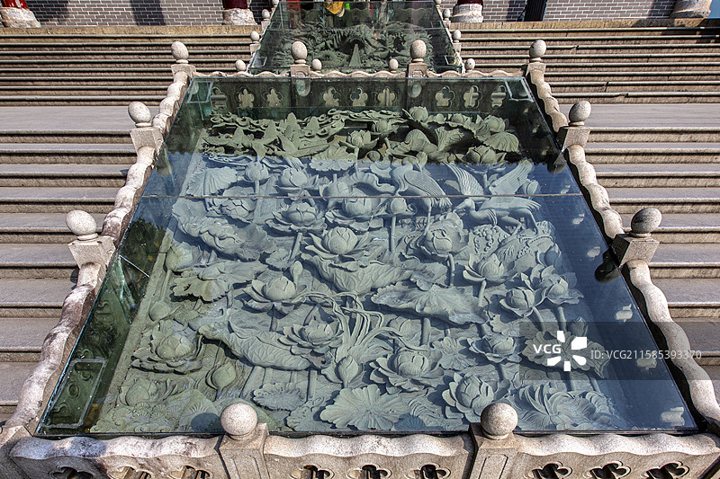 广东省韶关市南华禅寺天王宝殿前的莲花石雕图片素材