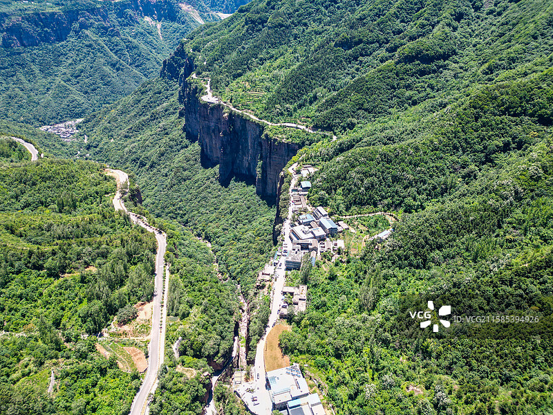 河南新乡南太行山万仙山景区郭亮村航拍视角图片素材