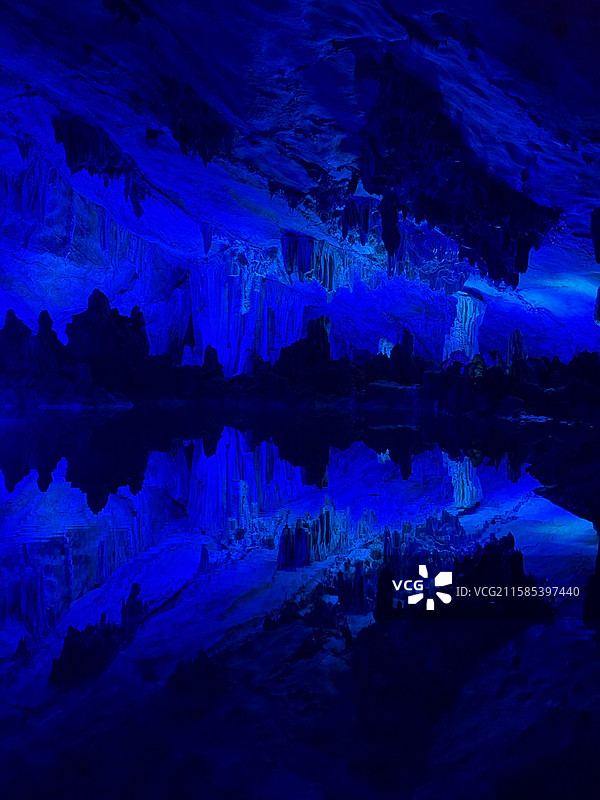 芦笛岩溶洞，水中倒影图片素材