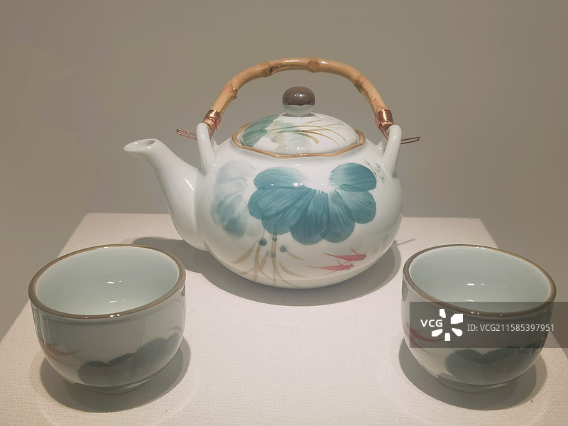 光德陶瓷烧制技艺荷叶鱼茶具图片素材