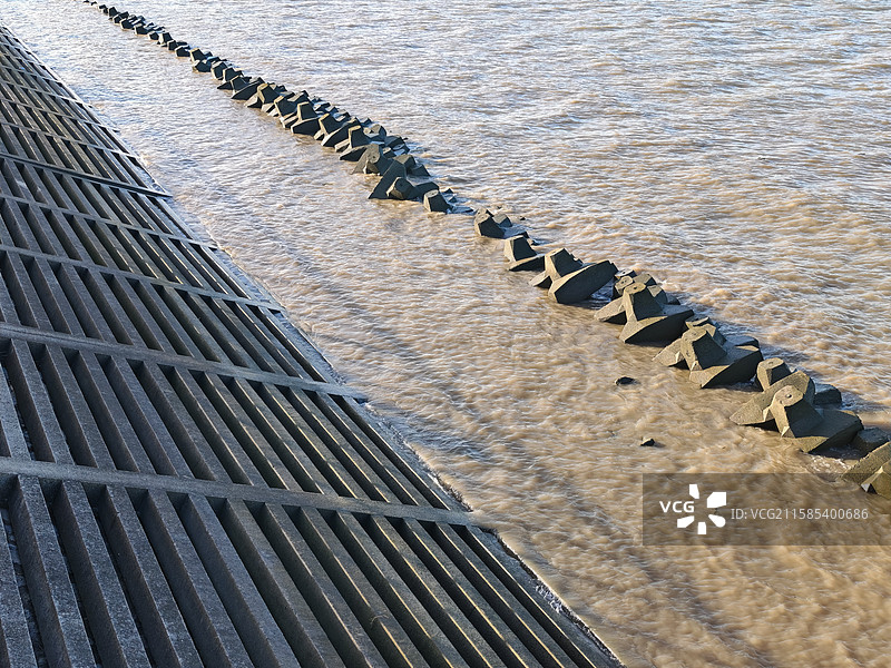 上海国际邮轮旅游度假区：上海宝山滨江公园的长江防波堤图片素材