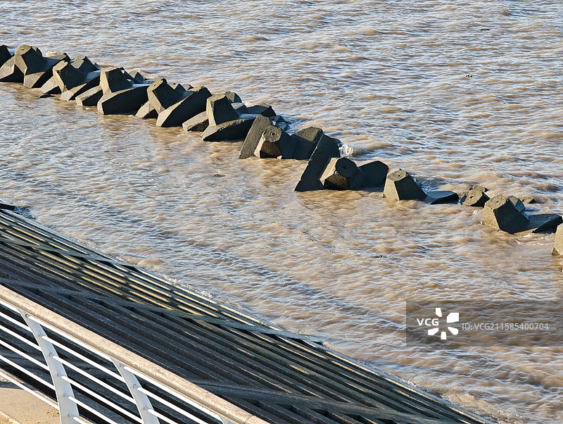 上海国际邮轮旅游度假区：上海宝山滨江公园的长江防波堤图片素材