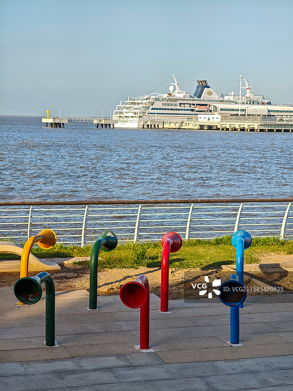 上海国际邮轮旅游度假区：上海宝山滨江公园传声筒娱乐装置和长江江景图片素材