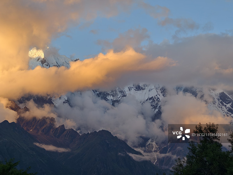 烟雾缭绕的西藏林芝市"羞女峰"南迦巴瓦峰图片素材