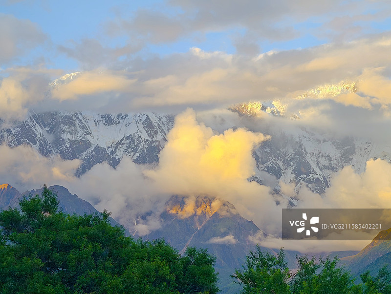 烟雾缭绕的西藏林芝市"羞女峰"南迦巴瓦峰图片素材
