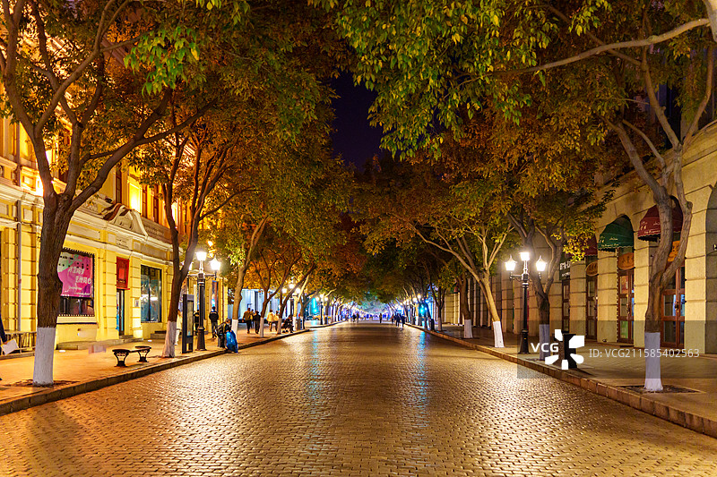 夜晚人群稀少的哈尔滨中央大街风光图片素材