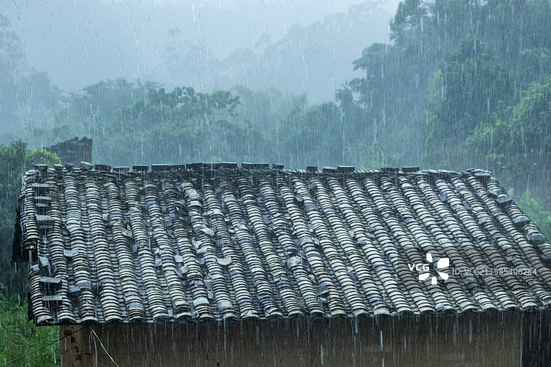 暴雨下的乡土瓦房图片素材