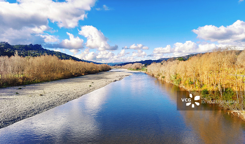 下哈特桥上看河流图片素材