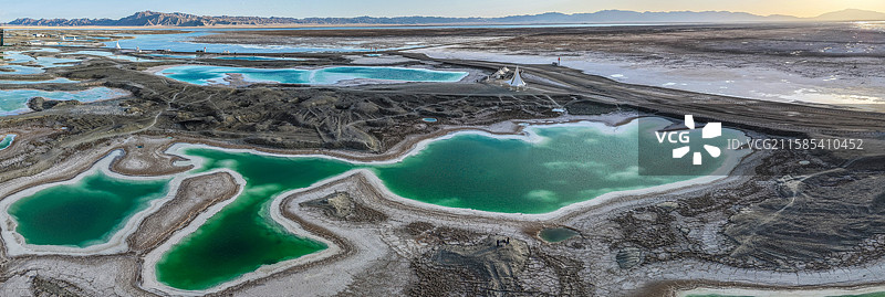 青海大柴旦彩色盐湖航拍图片素材