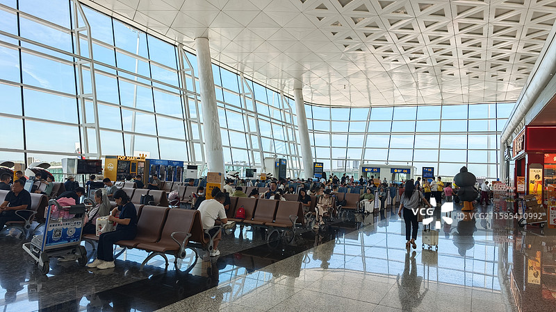 武汉天河机场候机大厅等待的旅客图片素材